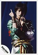 SeXyzone / Ken Nakajima / Live Photo / Upper Body / Costume Green / White / Yellow / Left Hand Microphone / Right Hand Pinkfinger Stand / Official Official photo