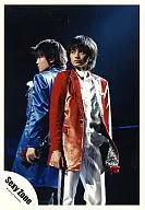 Sexy Zone/菊池風麿・中島健人/ライブフォト・膝上・衣装青・赤・ズボン白・マイク・背景黒/公式生写真