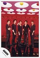 嵐/5人(集合)/服裝黑・全身・背景紅・Face Down/官方生寫真