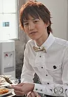 KAT TUN / Junnosuke Taguchi / upper body / white shirt / gold bow tie / left hand skewer / camera line / QUEEN OF PIRATES