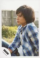 Arashi / Matsujun / Costume Check Pattern Blue / Sitting / Left-facing / Everything / Official Official photo