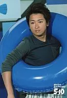 Arashi / Satoshi Ohno / Upper body, costume, khaki, pants, light blue, stripes, blue swim ring, closing mouth / ARASHI Anniversary Tour 5x10 / Official Official photo