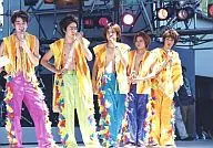 Arashi / Gathering (5 people) / Live Photo / Horizontal / Costume Yellow / Orange / Center Ninomiya / Left Hand Microphone / Official Official photo