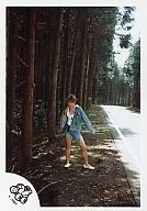 光GENJI/諸星和己/全身・デニムジャケット・ハーフパンツ・背景野外・木・道路/公式生写真