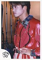 光GENJI/諸星和己/上半身・衣装赤・体左向き・両手腰/公式生写真