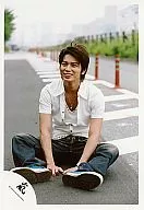 Arashi / Jun Matsumoto / Cuerpo completo / Sentado / Calle / Jeans / Denim / Official photo oficial
