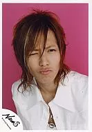 NEWS/山下智久/服装白色，丰胸，眨眼，背景粉色/官方生写真