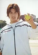 滝川英治(手塚国光)/上半身・白のジャージ・左手テニスボール・私服ショット/ミュージカルテニスの王子様 初演