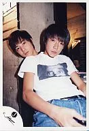 ジャニーズ/相葉雅紀/膝上・座り・シャツ白・ジーンズ・背景室内・その他1名・ジャニーズjr時代/公式生写真