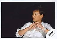 SMAP / Masahiro Nakai / Horizontal ・ Sitting ・ Black sofa ・ Eye side ・ Black background / Official Official photo