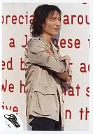 SMAP/草なぎ剛/膝上・横向き・腕組み・ジャケット・黒ズボン/公式生写真