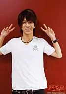 Kansai International Johnnys Jr. / Takahiro Hamada / Upper body ・ T-shirt white ・ two handed pieces ・ Background red / "Boys without Lattice" / Official Official photo