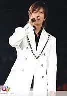 NEWS/山下智久/現場照片·上半身·服裝白色·背景黑色·右手麥剋風·視線正麵/官方生寫真