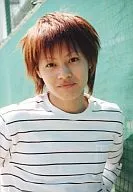 柳浩太郎(越前リョーマ)/バストアップ・衣装白・ボーダー柄・背景緑ネット・私服ショット/ミュージカル「テニスの王子様」初演 公式生写真