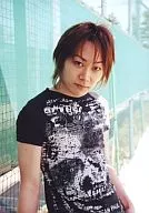 Kimeru(不二周助)/上半身・Tシャツ黒・背景ネット・私服ショット/ミュージカル「テニスの王子様」公式生写真