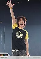 Kanjani Eight / Ryuhei Maruyama / Live Photo / Above Knee / Costume Hachi T-Shirt Black / Yellow / Right Hand Raised / Left Hand Mike / johnny's web / Official Official photo