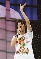 Arashi / Masaki Aiba / Upper Body / Costume White / Right Hand Microphone / Left Hand Lift / Live Photo / Official Official photo