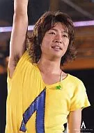 Arashi / Masaki Aiba / upper body / costume yellow / right hand raised / live photo / "ARASHI AROUND ASIA 2008" / official Official photo