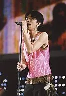 V6/井ノ原快彦/膝上・衣装ピンクタンクトップ・左手マイク/公式ライブフォト