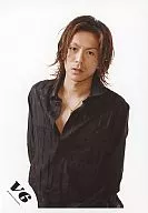 V6/森田剛/シャツ黒・上半身・背景白/公式生写真