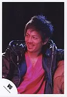 V6/森田剛/衣装黒・インナーピンク・上半身・左向き・背景黒/公式生写真