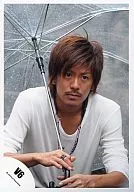 V6 / Takeshi Morita / Upper Hip / White Costume / Pink Black Necklace / Double-Hand Umbrella / Background Umbrella / White / Official Official photo