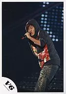 V6/森田剛/ライブフォト膝上・衣装パーカー黒赤・帽子・左手マイク・背景黒/公式生写真