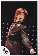 V6/森田剛/ライブフォト・腰上・衣装黒・左手前・背景黒/公式生写真