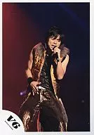 V6 / Inohara Yoshihiko / Live Photo / Above the Knee / Costume Golden Yellow Black / Left Hand Microphone / Right Hand Par / Background Black / Official Official photo