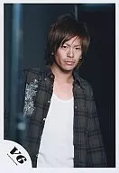 V6/森田剛/上半身・ジャケット黒チェック柄・インナー白・背景黒/公式生写真