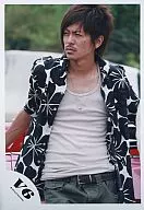 V6/森田剛/上半身・黒・白の花柄シャツ・インナー白・カーキ色ズボン・目線左・ネックレス/公式生写真