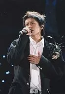 V6/森田剛/ライブフォト・上半身・黒ジャケット・シャツ白・左手胸・右手マイク・背景黒・枠無し/公式生写真