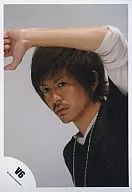 V6/森田剛/バストアップ・シャツ黒・ネックレス・左手顔の上・背景グレー/公式生写真