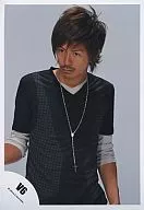 V6/森田剛/上半身・シャツ黒・腕まくり・ネックレス・目線下・背景グレー/公式生写真