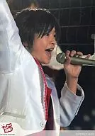 Yuri Chinen / Live Photo / Upper Body / costume white / Left hand microphone / Right hand raised / Body facing right / Johnny's web / Official Official photo