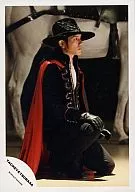 タッキー＆翼/滝沢秀明/全身・衣装黒赤・帽子・座り・膝つき・右手膝上・背景馬/公式生写真