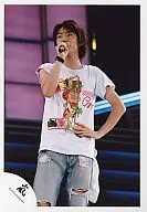 Arashi / Masaki Aiba / Live Photo / Knee-Top / Costume T-Shirt White / Right Hand Microphone / Left Hand Hip / Official Official photo