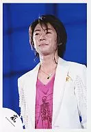 Arashi / Masaki Aiba / Bust-up / Costume white / Inner pink / Background blue / Official Official photo