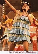 Berryz Kobo / Chinami Tokunaga / Live Photo / Kneecap / Costume Blue / Yellow / Left Hand Microphone / Right Hand Up / Official Official photo