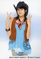 Berryz Kobo / Chinami Tokunaga / Kneecap / Costume brown / blue / both hands piece / mouth closed / Official Official photo