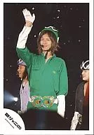 Kanjani Eight / Tadayoshi Okura / Kanjani Sentai Infinity Ranger Costume Green / Right Hand Raised / Background Yokoyama, Murakami