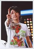 Arashi / Kazuya Ninomiya / Parte superior do corpo / Mão direita / T-shirt "1" / Fotografia oficial ao vivo