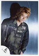 Arashi / Kazuya Ninomiya / Upper body / Dark green costume / Smile / Official Official photo