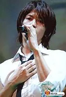 GIFU0729 : Kanjani Eight / Tadayoshi Okura / Bust up / White Shirt / Left Hand Microphone / Right Hand Chest / Eh! Real? Surprising! TOUR 2007