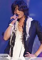 KAT TUN / Hitoshi Akanishi / upper body / right hand microphone / left hand waist / official Official photo