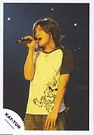 KAT TUN / Hitoshi Akanishi / Above the knees / Background black / Right hand microphone / Left hand thumb pocket / Official Official photo