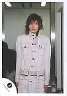 KAT-TUN / Hitoshi Akanishi / above the knees / Costume tsunagi / Both sides of the body / Eye right / Official Official photo