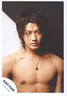 KAT-TUN/赤西仁/托胸/背景白黑/上半身裸/项链/视线右/脸稍下/公式生写真
