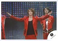 KAT TUN / Kazuya Kamenashi / Red costume / Spread both hands / Shibuya behind / Horizontal / Official Official photo