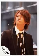 KAT TUN / Kazuya Kamenashi / Upper Body / Costume Black / White / Tie Upper Left Eye / Snow / Official Official photo